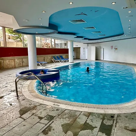 Complex House Near The بافوس
